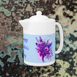 Paarse & Blauwe Bloemen Gelukkige Moederdag | thee Theepot<br><div class="desc">Elegante en eenvoudige,  blauwe en paarse bloemige aquarel met Happy Moederdag in blauw elegante tekst die u naar keuze kunt aanpassen.</div>