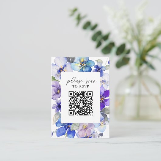 Paarse Blauwe Bloemen QR Code Bruiloft RSVP Informatiekaartje (Staand voorkant)