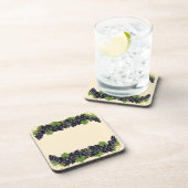 Paarse blauwe druiven met groene bladeren op beige bier onderzetter (Rechterzijde)