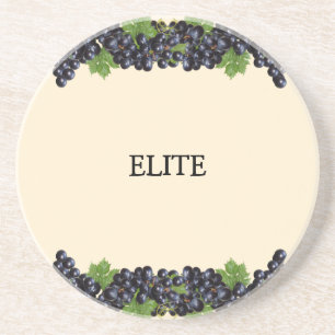 Paarse blauwe druiven met groene bladeren op beige zandsteen onderzetter