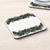 Paarse blauwe druiven met groene bladeren op wit bier onderzetter (Linkerzijde)