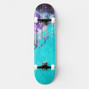 Paarse, blauwe en Blauwgroen houten planken en ver Skateboard