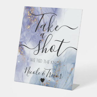 Paarse Blauwe Inkt Calligrafie Neem een Schot Reclamebord Met Voetstuk