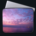 Paarse blauwe oceaan zonsondergang foto eenvoudig  laptop sleeve<br><div class="desc">Laat u inspireren wanneer u uw neopreen laptophoes gebruikt met deze prachtige foto van een zacht verlichte paarse, roze en blauwe zonsondergang boven de Stille Oceaan. Deze laptophoes is verkrijgbaar in drie formaten: 15, 13 en 10 inch. Maakt een geweldig cadeau voor iemand speciaal! U kunt deze hoes van neopreen...</div>