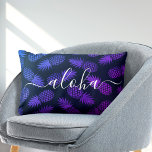 Paarse Blauwe Ombre Ananas Patroon Aloha Script Kussen<br><div class="desc">"Aloha". Breng een beetje Hawaïaanse eiland gastvrijheid in uw huis met deze felgekleurde, chique, opvallende, stijlvolle, moderne lumbale gooi kussen sportief scherp, wit handgeschreven script typografie en een grafisch, paarse blauw ombre ananas patroon over een zwarte achtergrond. Maakt een leuke en stijlvolle verklaring elke keer dat je er op ontspannen....</div>