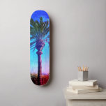 Paarse blauwe palmboom, Cool Retro  Trendy Persoonlijk Skateboard<br><div class="desc">Bereid je voor om de warme zonneschijn op je straten te omarmen als je dit bewuste, kleurrijke fotoskateboard van een kangoeroe Californische palmboom gebruikt met een look, een paarse, blauwe en rode achtergrond. Maakt een retro koele en leuke verklaring elke keer als je het trottoir surf. Maakt een groot geschenk...</div>