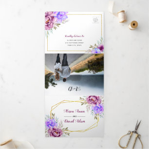 Paarse, blauwe waterverf bloemen met RSVP bruiloft Drieluik Uitnodiging