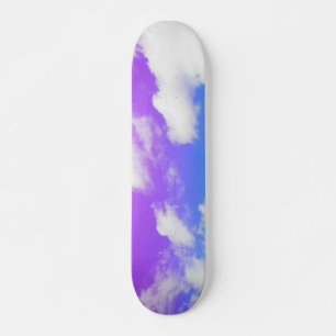 Paarse blauwe wolkenhemel persoonlijk skateboard