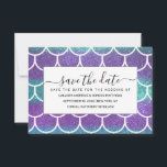 Paarse Blauwgroen Glitter Mermaid Scallop-schalen Save The Date<br><div class="desc">Dit en trendy ontwerp is perfect voor het meisje. Het is voorzien van faux met blauwgroen, lichtgroene, violette paarse en witte glitter mermaid scallop schalen. Het is knap, schattig, modern en cool. ***BELANGRIJKE NOTA VAN HET ONTWERP: Voor om het even welk verzoek van het douaneontwerp zoals passende productverzoeken, kleurenveranderingen, plaatsingsveranderingen,...</div>