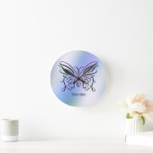 Paarse blauwholografische vlindermonogram  ronde klok (Huis)