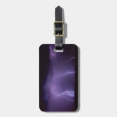 Paarse bliksem in een nachtwoestijn-dun Storm Bagagelabel (Voorkant verticaal)