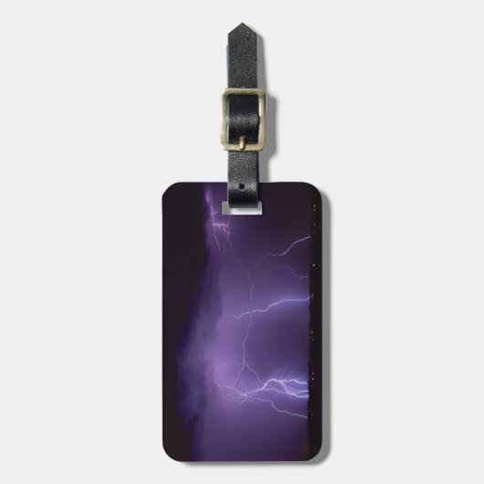 Paarse bliksem in een nachtwoestijn-dun Storm Bagagelabel (Voorkant verticaal)