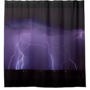Paarse bliksem in een nachtwoestijn-dun Storm Douchegordijn
