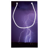 Paarse bliksem in een nachtwoestijn-dun Storm Klein Cadeauzakje (Achterkant)