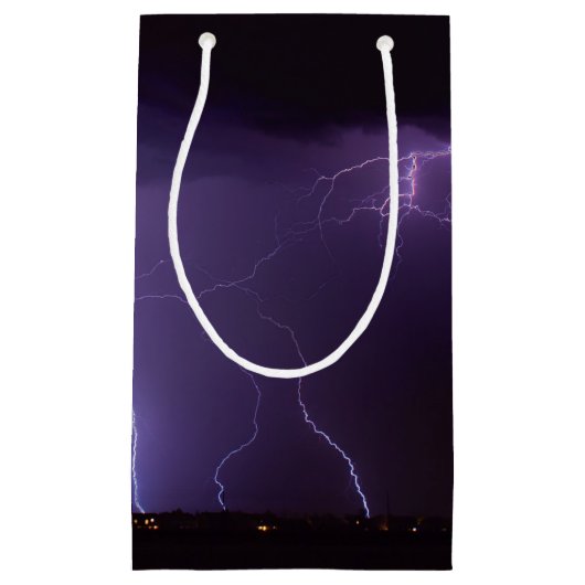 Paarse bliksem in een nachtwoestijn-dun Storm Klein Cadeauzakje (Voorkant)