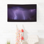 Paarse bliksem in een nachtwoestijn-dun Storm Spandoek (Insitu)