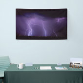 Paarse bliksem in een nachtwoestijn-dun Storm Spandoek (Beurs)