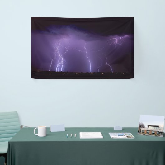 Paarse bliksem in een nachtwoestijn-dun Storm Spandoek (Beurs)