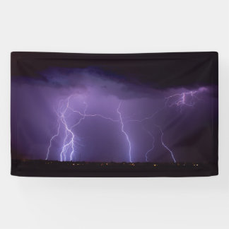 Paarse bliksem in een nachtwoestijn-dun Storm Spandoek
