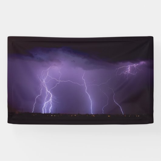 Paarse bliksem in een nachtwoestijn-dun Storm Spandoek (Horizontaal)