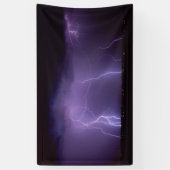 Paarse bliksem in een nachtwoestijn-dun Storm Spandoek (Verticaal)