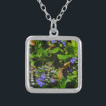 Paarse Bloem en Bumble Bee Zilver Vergulden Ketting<br><div class="desc">Paarse bijenbalmploesbloem en gele en zwarte borstelbijen Foto van Sandy Closs,  genomen op het paars van het Arrowidemeer,  "bijenbalm",  bloem,  bloemen,  bloem,  veer,  kersen,  kersen,  tuin,  bruiloft,  bruiloften;</div>