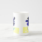 Paarse bloem op gele tafel door Ruth Spector Porselein Kop (Voorkant)