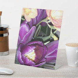 Paarse bloem reclamebord met voetstuk