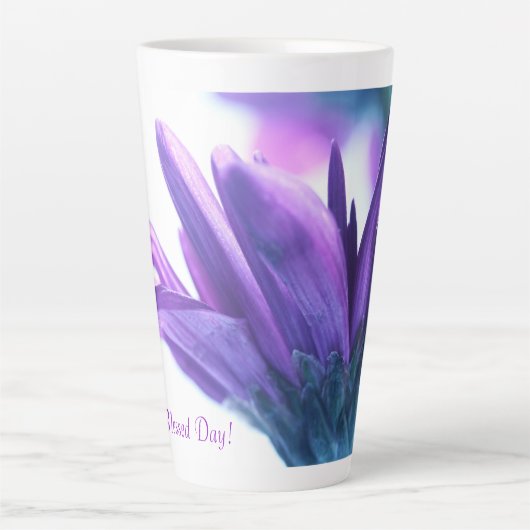 Paarse bloemblaadjes gezegende dag latte Mok (Voorkant)