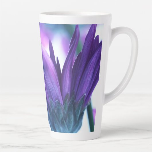 Paarse bloemblaadjes gezegende dag latte Mok (Rechts)
