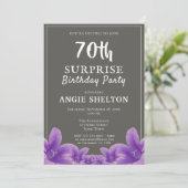 Paarse bloemen 70e verrassingsverjaardagsfeestje kaart (Staand voorkant)