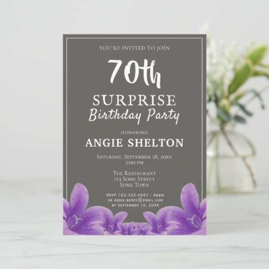 Paarse bloemen 70e verrassingsverjaardagsfeestje kaart (Staand voorkant)