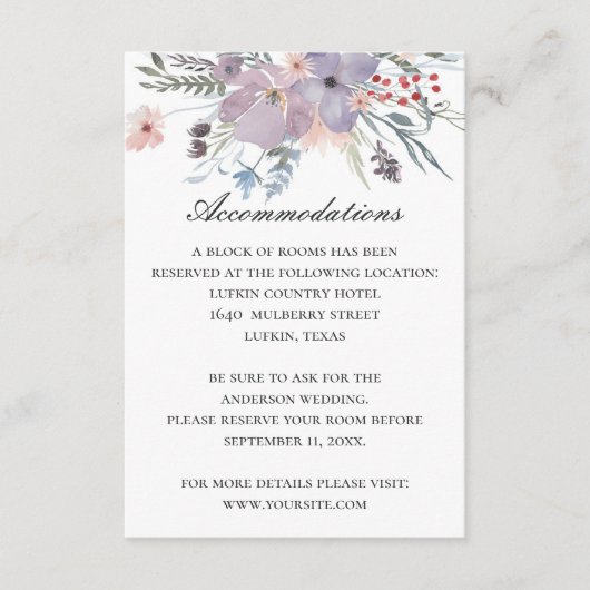 Paarse bloemen accommodaties. Bruiloft details Informatiekaartje (Voorkant)