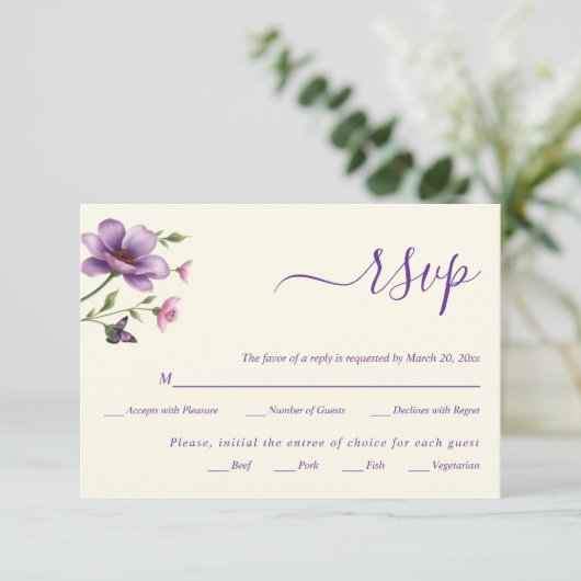 Paarse bloemen bloemenlente bruiloft RSVP kaartje (Staand voorkant)