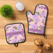 Paarse bloemen, bloemenpatroon, Jouw naam Ovenwant & Pannenlap Set (Top down)