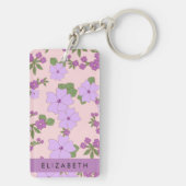 Paarse bloemen, bloemenpatroon, Jouw naam Sleutelhanger (achterkant)
