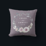 Paarse Bloemen Bruids Bruiloft Paar Kussen<br><div class="desc">Elegante en chique blos paarse bloemen creëer een prachtige krans. Het lijst de namen en trouwdatum van het bruidspaar. De pasgetrouwden zullen graag deze mooie herinnering aan hun speciale dag gebruiken. Dit gepersonaliseerde trouwkussen is onderdeel van het Blush Violet collectie. Het bevat veel cadeau-ideeën voor de pasgetrouwden, bruidsfeest of om...</div>