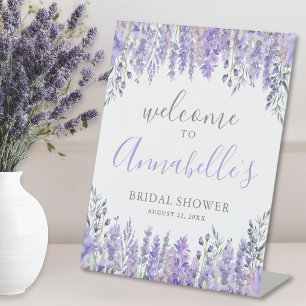Paarse bloemen bruiloft feest welkom bord reclamebord met voetstuk