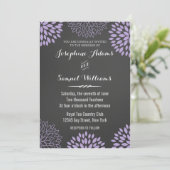 Paarse Bloemen Chalkboard bruiloft uitnodiging (Staand voorkant)