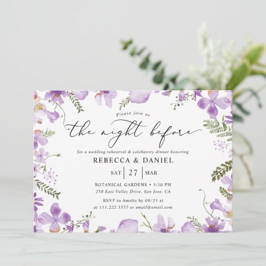 Paarse bloemen de avond voor repetitie diner kaart (Staand voorkant)