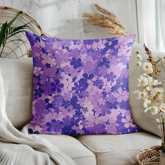 Paarse Bloemen Elegant Violet Bloesempatroon Kussen (Beautifully layered design of violet, lavender, and plum blossoms. )