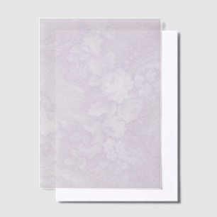 Paarse bloemen en swirls vellum uitnodigingen