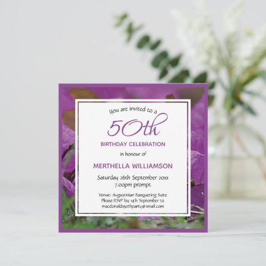 Paarse Bloemen Gepersonaliseerd 50ste Verjaardag P Kaart (Staand voorkant)