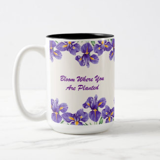 Paarse bloemen geplant tweekleurige koffiemok
