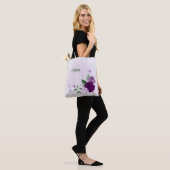 paarse bloemen groen tote bag (Op model)