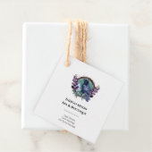 Paarse bloemen hemelse raven kristallen krans bedankjes labels (In situ)