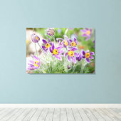 Paarse bloemen in de zon canvas afdruk (Insitu (Houten vloer))