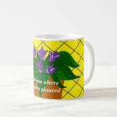Paarse bloemen in pot met spreuk koffiemok (Voorkant rechts)