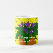 Paarse bloemen in pot met spreuk koffiemok (Center)