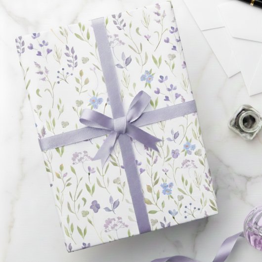 Paarse bloemen inpakpapier